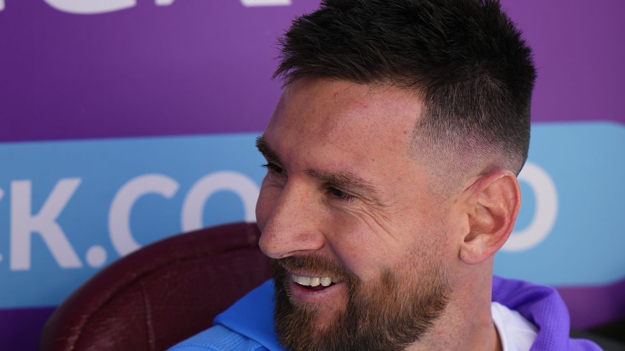 El delantero argentino Lionel Messi en la banca de suplentes durante el partido contra Bolivia por las eliminatorias del Mundial.