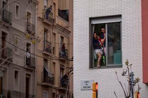 La gente se para en sus balcones durante un encierro a nivel nacional para contrarrestar el coronavirus en Barcelona, España, el 29 de marzo de 2020. Foto: AP / Emilio Morenatti.