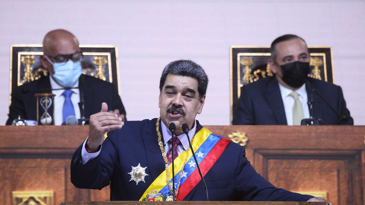El presidente de Venezuela, Nicolás Maduro, pronuncia un discurso durante su informe anual a la Asamblea Nacional, en Caracas, el 15 de enero de 2022. (Foto de CRISTIAN HERNANDEZ / AFP)