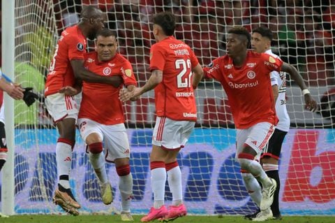 Gabriel Mercado festeja su gol con el que Internacional vencía parcialmente 2-0 a River Plate en la Copa Libertadores 2023.