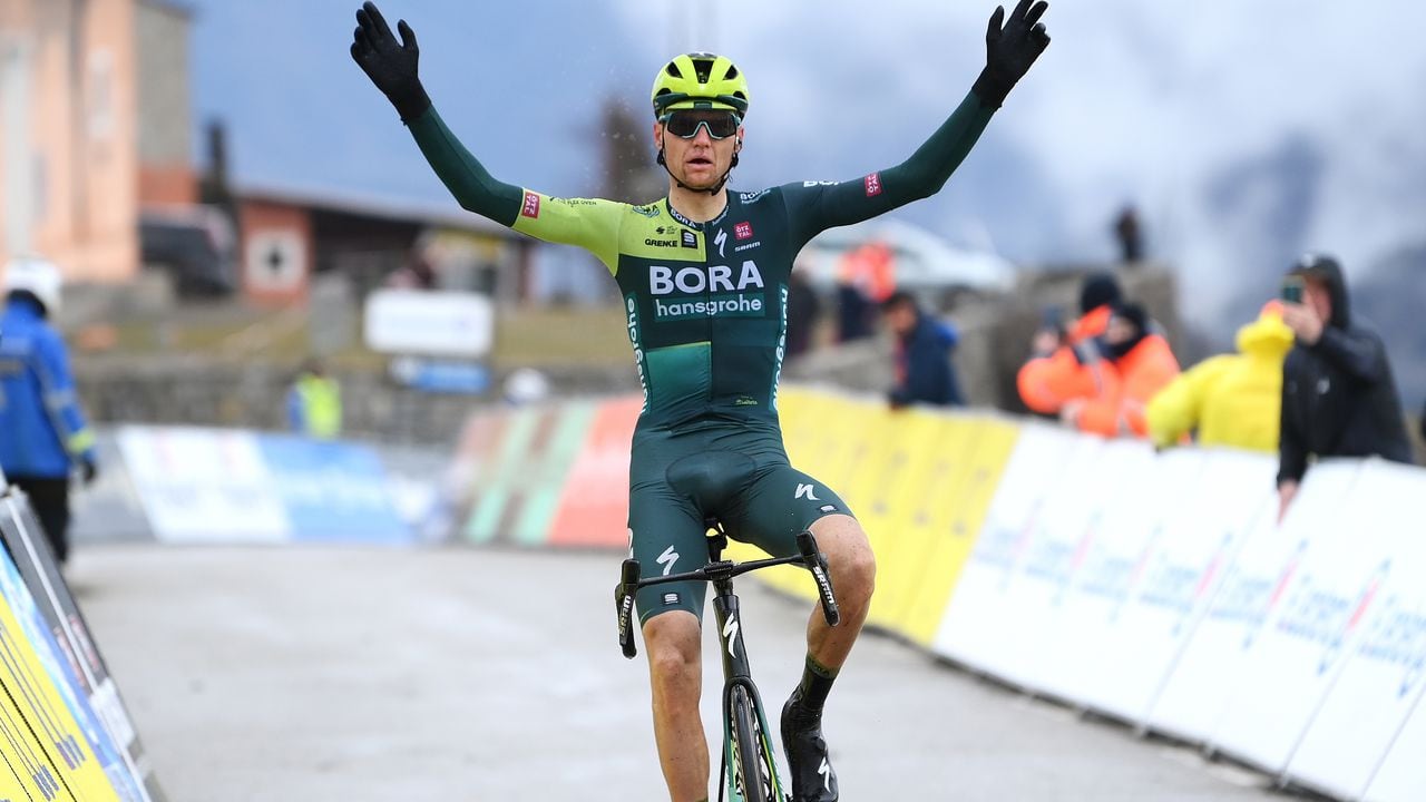 MADONE D'UTELLE, FRANCE - MARCH 09: (EDITOR'S NOTE: Alternate crop) Aleksandr Vlasov of Russia and Team BORA - hansgrohe celebrates at finish line as stage winner during the 82nd Paris - Nice 2024, Stage 7 a 103.7km stage from Nice to Madone d'Utelle 1166m / Route modified due to adverse weather conditions / #UCIWT / on March 09, 2024 in Madone d'Utelle, France. (Photo by Alex Broadway/Getty Images)