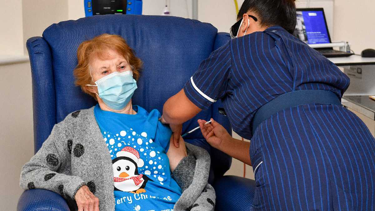 Margaret Keenan, primera mujer de 90 años en ser vacunada en Reino Unido.