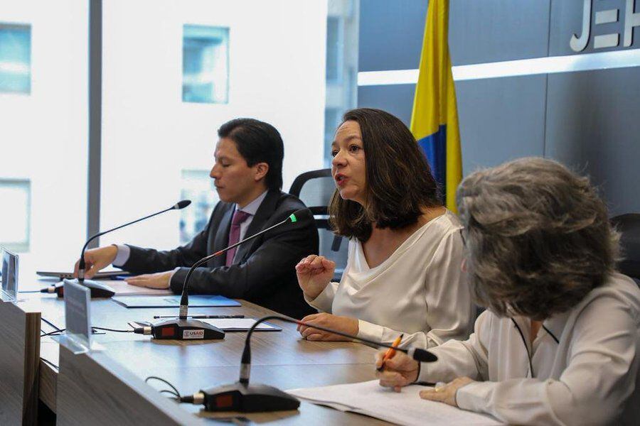 La magistrada de la JEP señaló que los gobiernos de la época (Pastrana y Uribe) fortalecieron las Fuerzas Armadas, todo esto a cambio de una exigencia permanente de resultados por medio de “mediciones cuantitativas” reflejadas en bajas y capturas.
