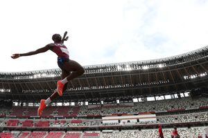 Juegos paralímpicos de Tokio 2020 - Atletismo - Hombre de largo salto - T47 Final - Estadio Olímpico, Tokio, Japón - 31 de agosto de 2021. Tobi Fawehinmi de los Estados Unidos en acción. Foto Reuters / Athit PerawongMetha 