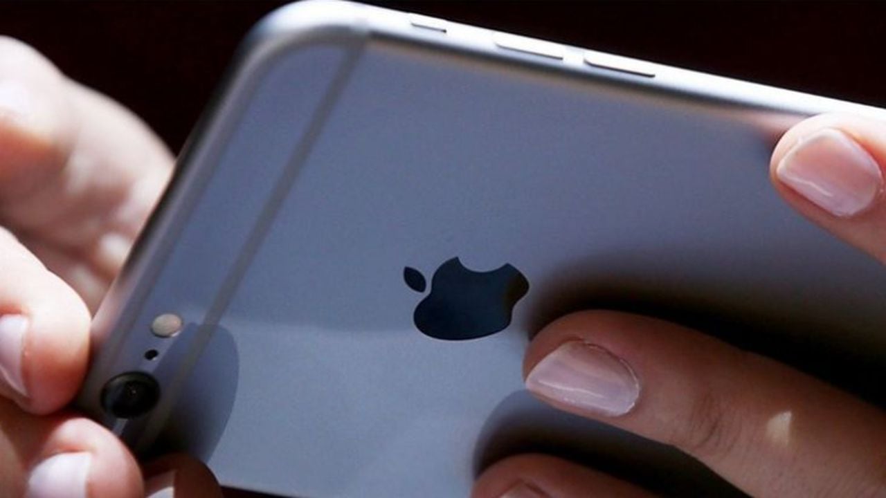 En 2017, la empresa californiana admitió que creó una función en el software de algunos de sus modelos de iPhone para "evitar apagones". Foto: BBC - GETTY