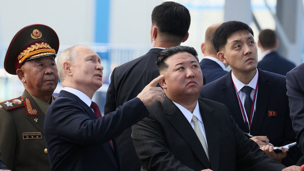 En esta foto de grupo distribuida por la agencia Sputnik, el Presidente de Rusia, Vladimir Putin, y el líder de Corea del Norte, Kim Jong Un, visitan el Cosmódromo de Vostochny en la región de Amur, Rusia, el 13 de septiembre de 2023.