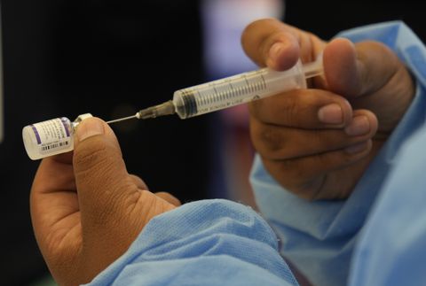Casi el 44 % de la población de América Latina está completamente vacunada contra la covid-19