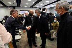 El apretón de manos entre el presidente Iván Duque y el exmandatario Juan Manuel Santos.