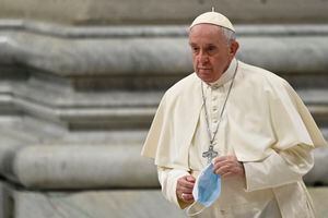 El Papa Francisco celebra una misa durante las primeras Vísperas y Te Deum en la Basílica de San Pedro en el Vaticano el 31 de diciembre de 2021. (Foto de Alberto PIZZOLI / AFP)