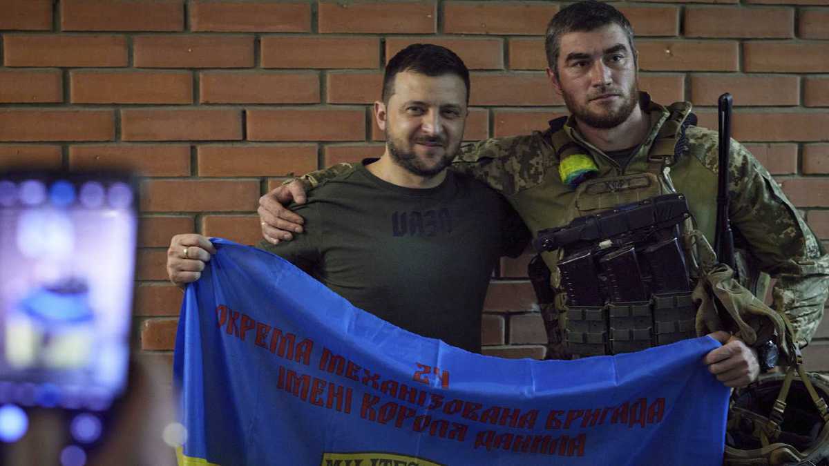En esta foto proporcionada por la Oficina de Prensa Presidencial de Ucrania, el presidente ucraniano Volodímir Zelenski, a la izquierda, posa para una foto con militares cerca de la línea del frente en la región de Donetsk. Foto: oficina de Prensa Presidencial de Ucrania vía AP.