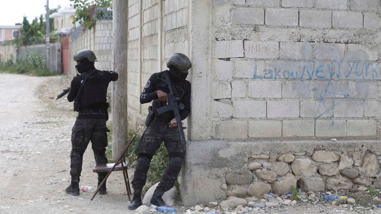 Patrulla de la Policía Nacional durante una operación antipandillas en el barrio Tabare de Port-au-Prince, Haití, el martes 25 de julio de 2023.