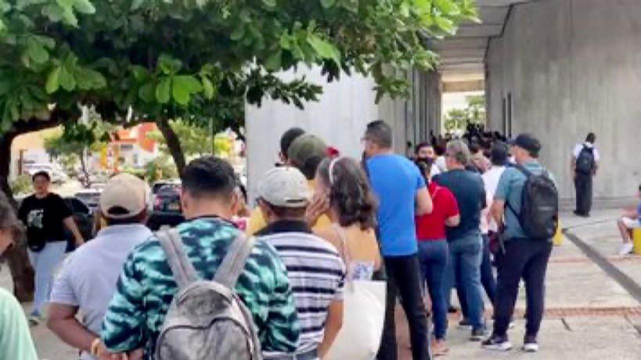 Largas filas a las afueras de la sede del banco de la República en Barranquilla.