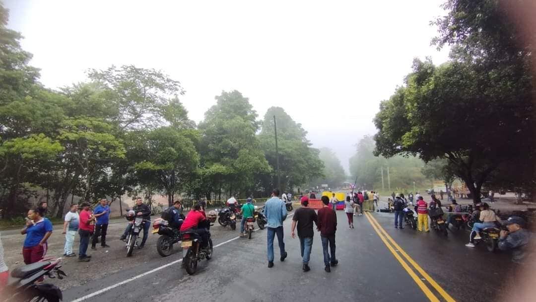 Protesta vía Bucaramanga - Barrancabermeja.