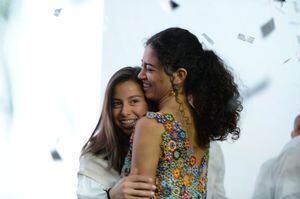 Las dos hijas del candidato Gustavo Perto se abrazan llenas de felicidad en la jornada electoral