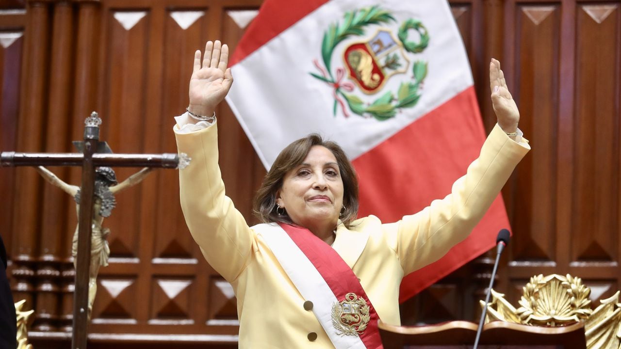 Dina Boluarte asumió la presidencia de Perú luego de la destitución de Pedro Castillo. Foto: AFP.