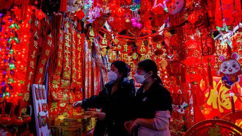 Los clientes compran en un mercado que vende adornos del Festival de Primavera antes del Año Nuevo Lunar chino en Beijing.
