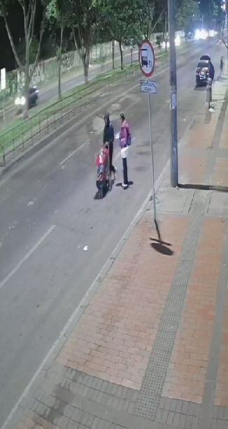 Una motocicleta embistió a una pareja que llevaba a su hijo en un coche