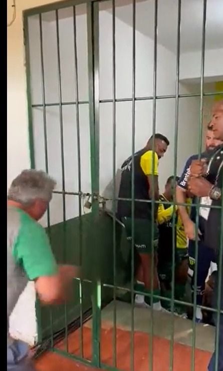 Jugadores de Ypiranga se quedaron encerrados con candado en un juego ante Gremio de Brasil