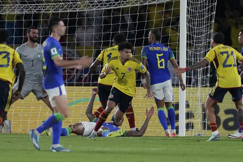 El colombiano Luis Díaz, centro, celebra el segundo gol de su equipo contra Brasil durante un partido de fútbol de clasificación para la Copa Mundial de la FIFA 2026 en el estadio Roberto Meléndez en Barranquilla, Colombia, el jueves 16 de noviembre de 2023. (Foto AP/Ricardo Mazalan)
