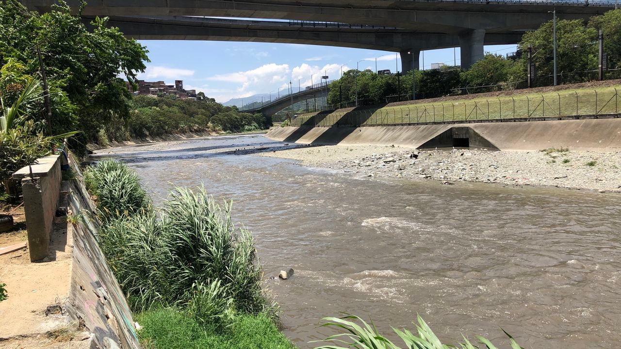 Las autoridades buscan esclarecer la causa de 18 muertos hallados en el río Medellín.