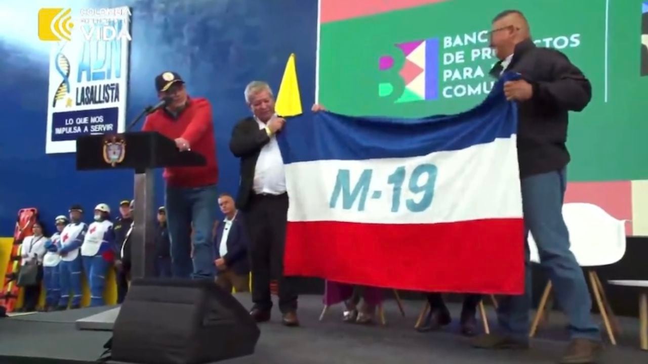 Description: Presidente Gustavo Petro y la bandera del M-19