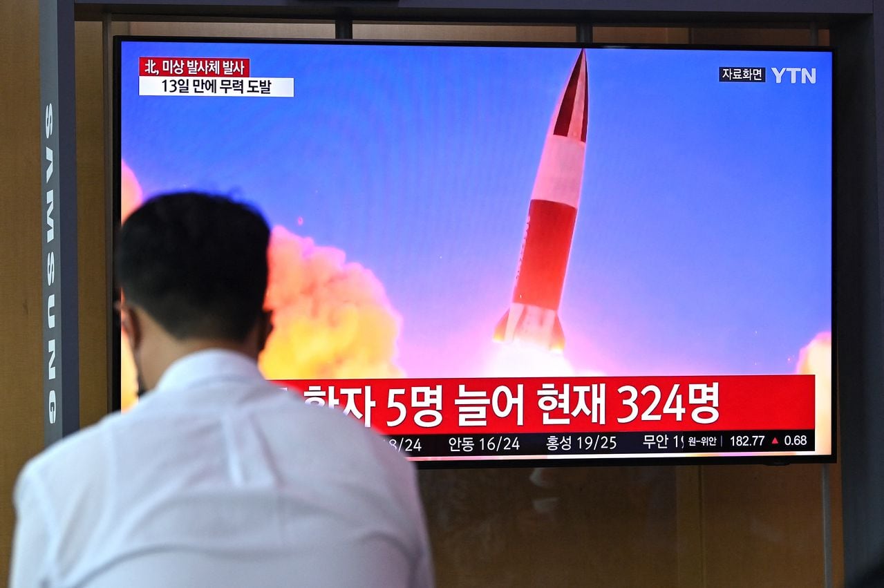 La gente ve una transmisión de noticias de televisión que muestra imágenes de archivo de una prueba de misiles de Corea del Norte, en una estación de tren en Seúl el 28 de septiembre de 2021, después de que Corea del Norte disparara un 'proyectil no identificado' al mar frente a su costa este, según el ejército de Corea del Sur. (Foto de Jung Yeon-je / AFP)