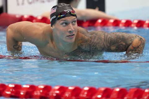 Caeleb Dressel de Estados Unidos abandona la piscina después de ganar la final masculina de 100 metros estilo libre en los Juegos Olímpicos de Verano de 2020, el jueves 29 de julio de 2021 en Tokio, Japón. (Foto AP / Matthias Schrader)