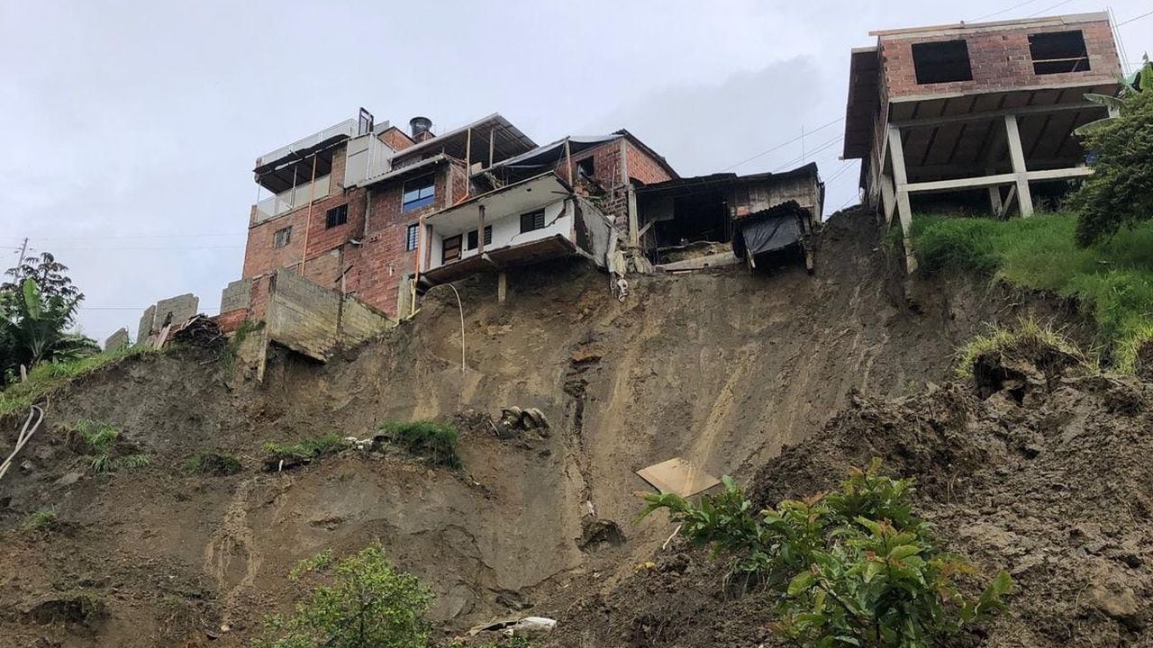 Tras fuertes lluvias en Antioquia, dos viviendas colapsaron en Copacabana, un deslizamiento tiene en graves condiciones el municipio.