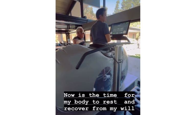 En una caminadora antigravedad el actor Jeremy Renner ya muestra recuperación de su salud
