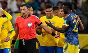 Roberto Tobar, árbitro chileno se llevó todas las críticas en el juego entre Colombia y Brasil.