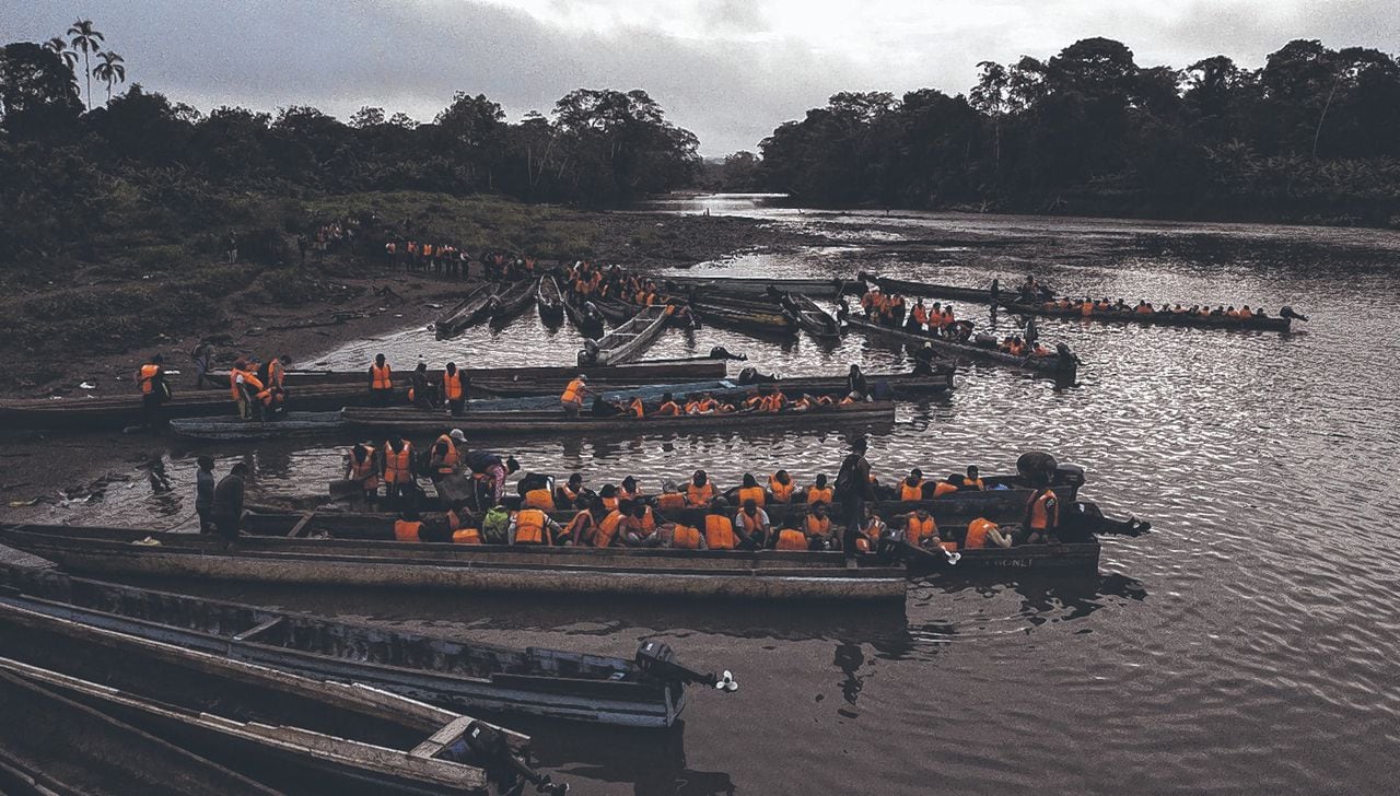 Parte del trayecto entre Colombia y Panamá, a través del tapón del Darién, se realiza sobre lanchas en ríos que por temporadas crecen demasiado. Es incierta la cifra de personas que han fallecido ahogadas.
FOTO: AFP / EL PAÍS