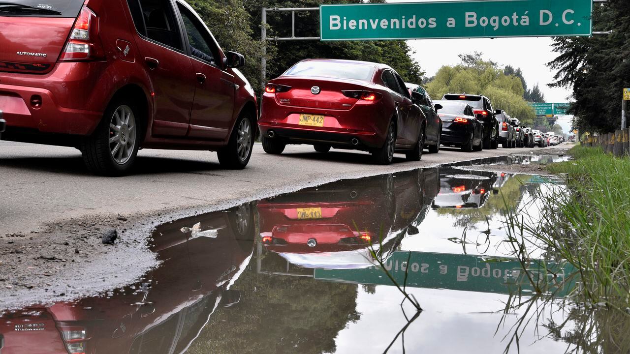 Atasco de tráfico a lo largo de la carretera que ingresa a la ciudad de Bogotá