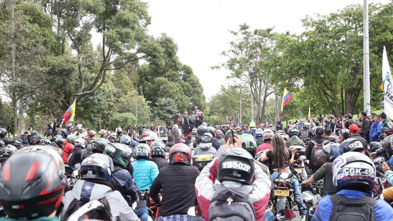 Motociclistas en protesta, biblioteca Virgilio Barco