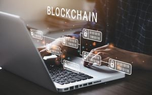 Empresario que utiliza una computadora para el concepto de tecnología Blockchain con una cadena de bloques cifrados para proteger criptomonedas y bitcoins para pagos en línea y transacciones de dinero