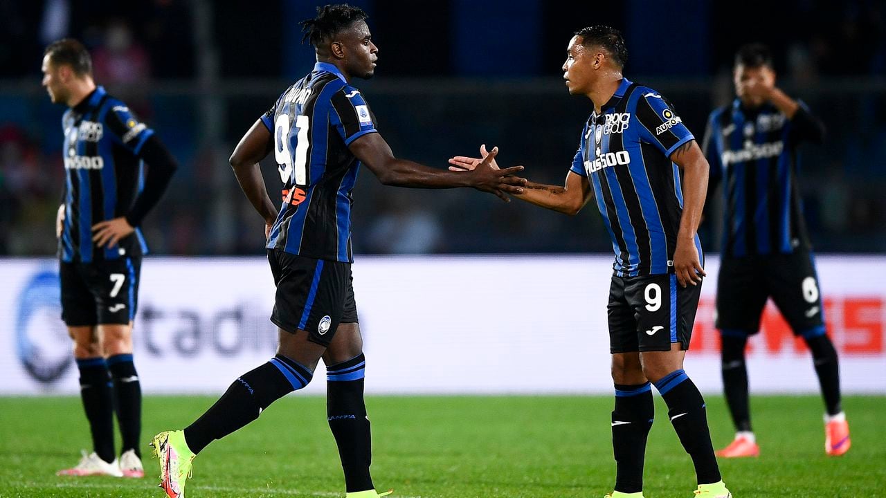 GEWISS STADIUM, BERGAMO, ITALY - 2021/10/03: Duvan Zapata (L) of Atalanta BC celebrates with Luis Muriel of Atalanta BC after scoring a goal from a penalty kick during the Serie A football match between Atalanta BC and AC Milan. AC Milan won 3-2 over Atalanta BC. (Photo by Nicolò Campo/LightRocket via Getty Images)