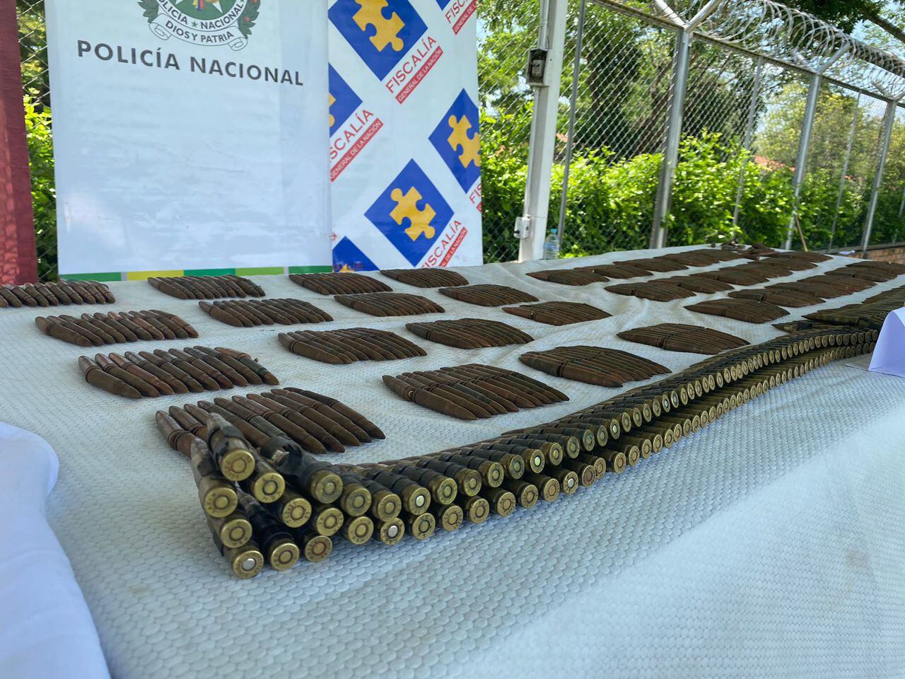 El ELN recibió a bala a comandos del Ejército en Arauca, en donde había un deposito con abundante material de guerra.