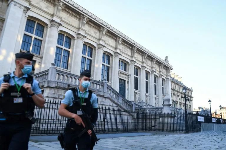 Gendarmes franceses frente al Palacio de Justicia de París, el 8 de septiembre de 2021, antes del inicio del juicio a los acusados de los atentados de noviembre de 2015 (AFP/Alain Jocard)