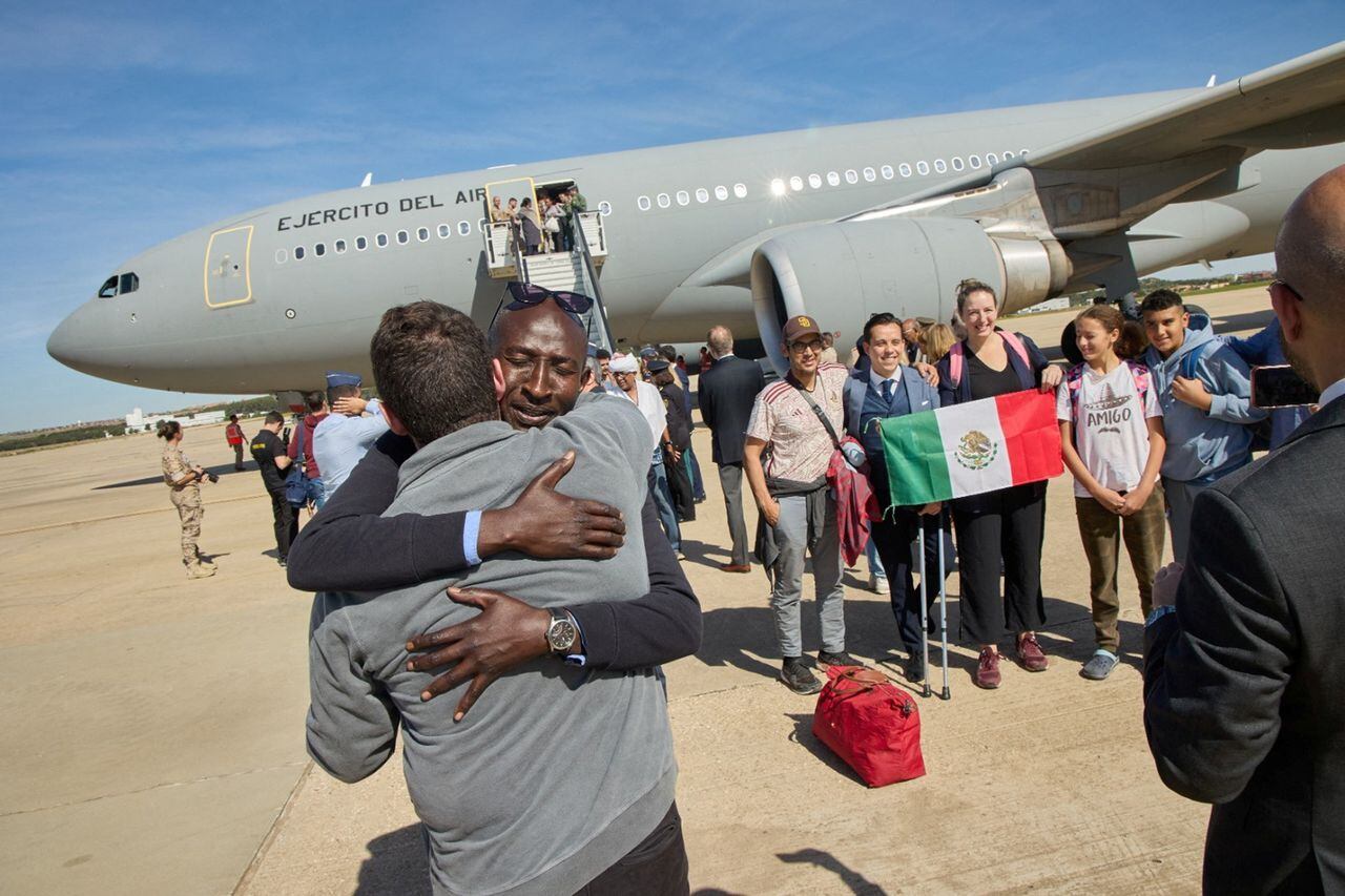 En imágenes: Extranjeros evacuados de Sudán