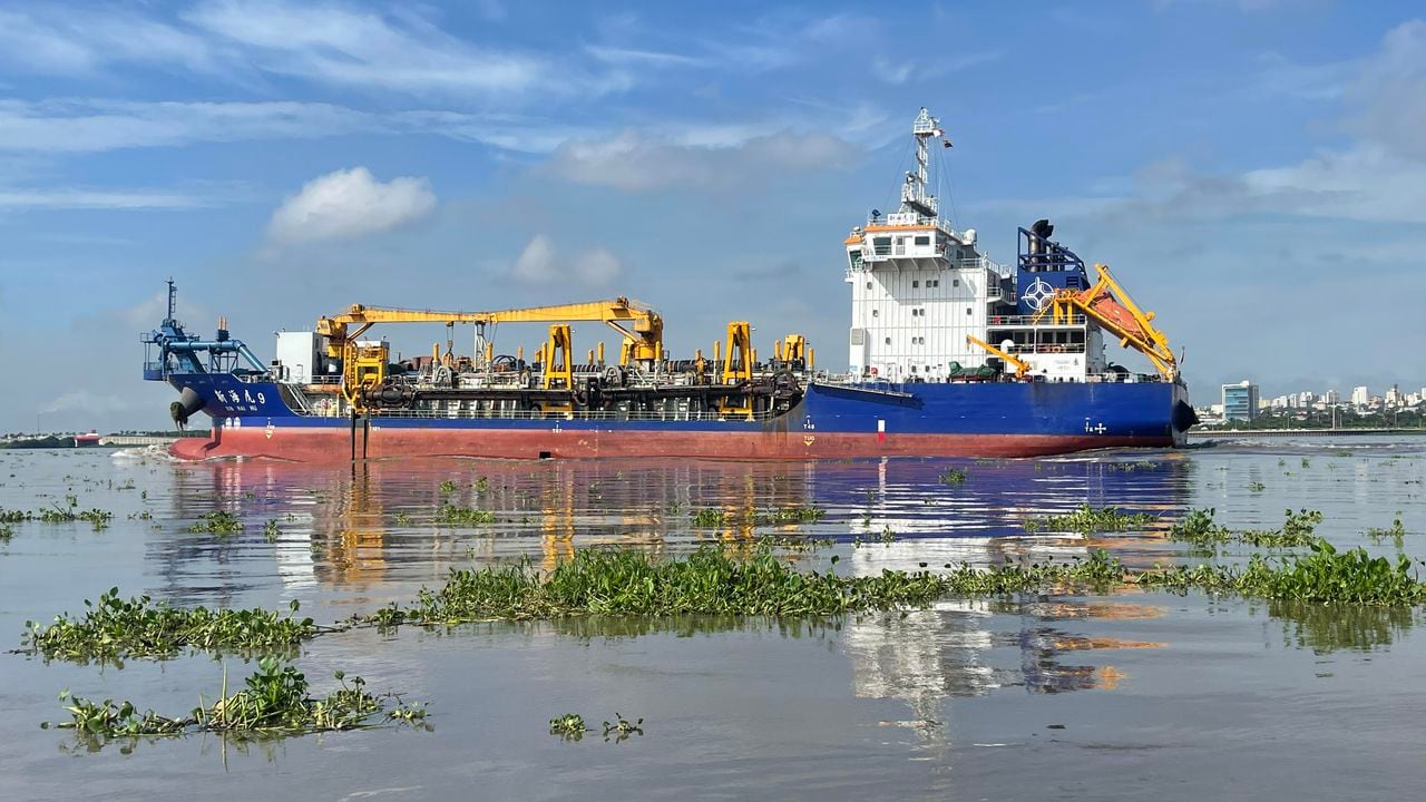 La actual draga china que realiza labores de dragado en el canal del acceso al Puerto de Barranquilla