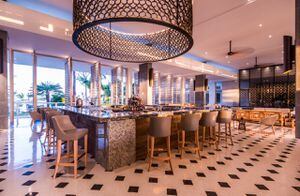 4.	En el lugar se construyeron cinco bares y un lounge que ponen un toque al lujo del resort, a través de bebidas Premium, con licor o naturales.