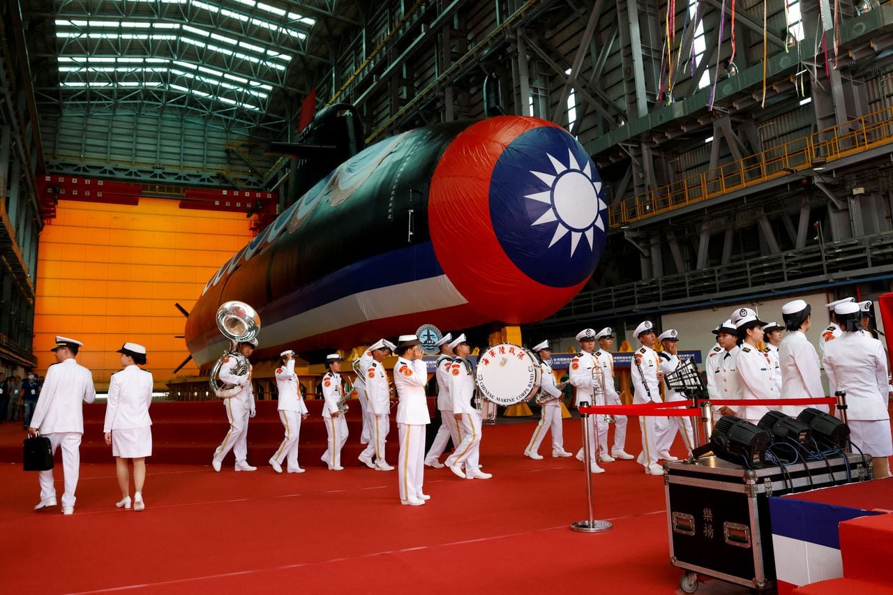 Miembros de la banda naval pasan por Narwhal, el primer submarino construido en Taiwán, después de su ceremonia de lanzamiento en Kaohsiung, Taiwán, el 28 de septiembre de 2023.