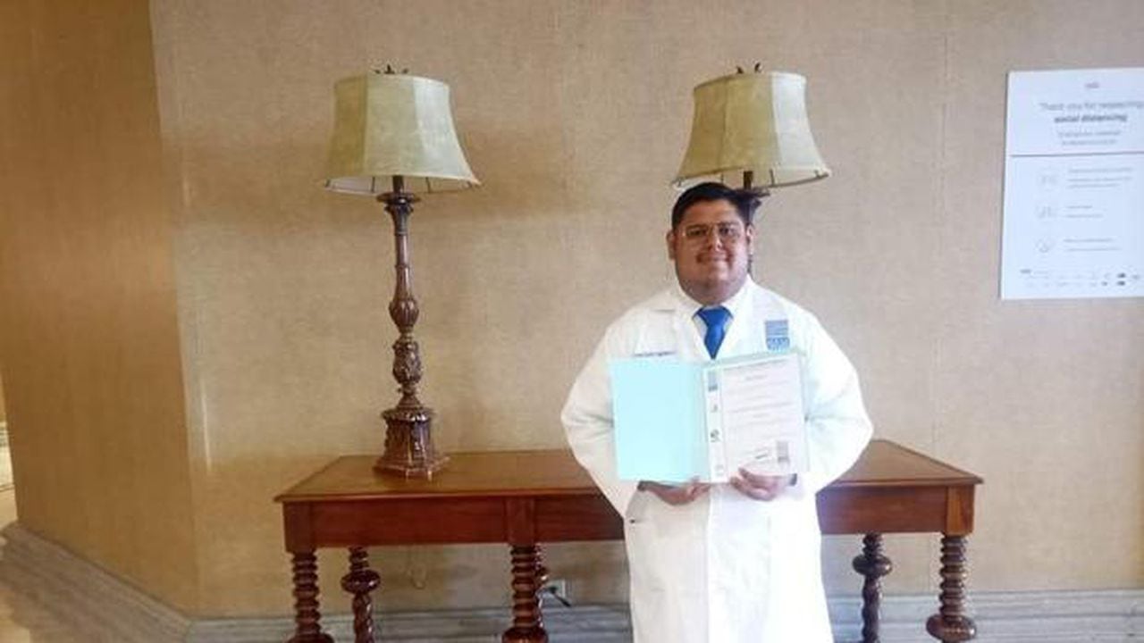César Caballero luego de mucho esfuerzo se graduó de Médico Cirujano. Foto: Facebook César Caballero