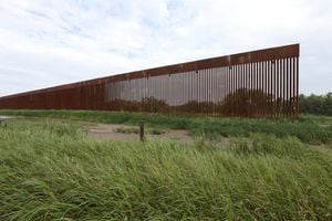 En esta imagen del 14 de julio de 2021 se ve un tramo del muro fronterizo cerca de La Grulla, Texas. (Delcia Lopez/The Monitor via AP, Archivo)