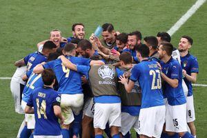 Italy's players celebrate their win in the UEFA EURO 2020 Group A football match between Italy and Wales at the Olympic Stadium in Rome on June 20, 2021. (Photo by Ryan Pierse / POOL / AFP)