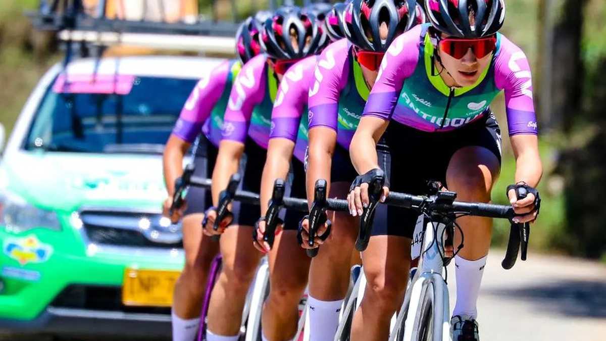 Ciclistas del Mujeres Antioquia-Orgullo Paisa en competencia.