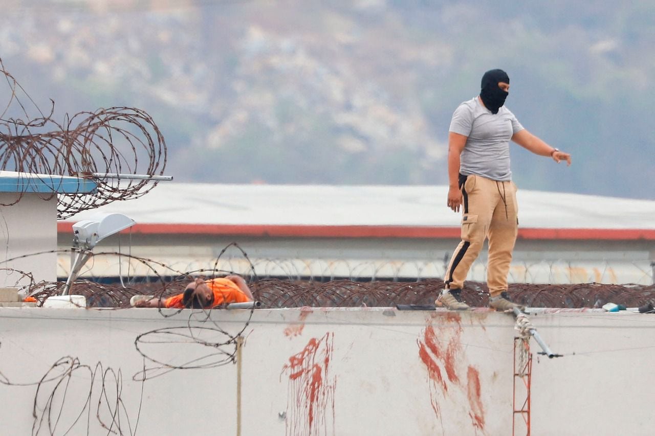 Los muros ensangrentados y con cuerpos dan cuenta de la masacre en la cárcel de Ecuador