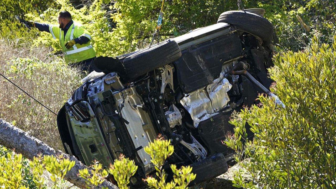 Imagen del automóvil de Tiger Woods tras el accidente.