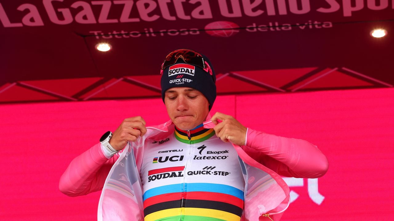 Soudal - Quick Step's Belgian rider Remco Evenepoel celebrates his overall leader's pink jersey on the podium after winning the ninth stage of the Giro d'Italia 2023 cycling race, a 35 km individual time trial between Savignano sul Rubicone and Cesena, on May 14, 2023. (Photo by Luca Bettini / AFP)
