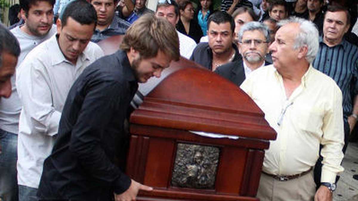 Familiares y amigos de Karen Berendique, hija del cónsul de Chile en Maracaibo, Fernando Berendique, trasladando su féretro, el sábado, desde una funeraria en Maracaibo