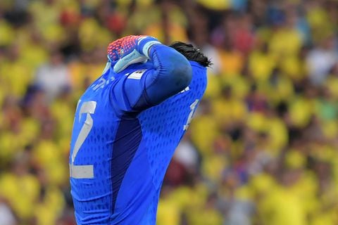 Colombia's goalkeeper Camilo Vargas leaves the field after committing a penalty and being expelled during the 2026 FIFA World Cup South American qualification football match between Colombia and Uruguay at the Roberto Melendez Metropolitan Stadium in Barranquilla, Colombia, on October 12, 2023. (Photo by Raul ARBOLEDA / AFP)